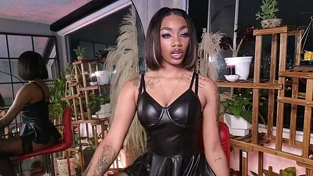 Snapshot of emely_brandon chatting on December 6, 2024, 1:07 am emely brandon online show from December 6, 2024, 1:07 am