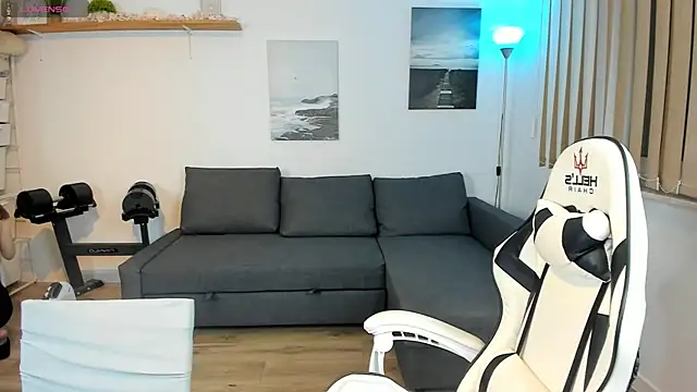 Snapshot of PollyFlame chatting on January 24, 2025, 10:51 pm PollyFlame online show from January 24, 2025, 10:51 pm