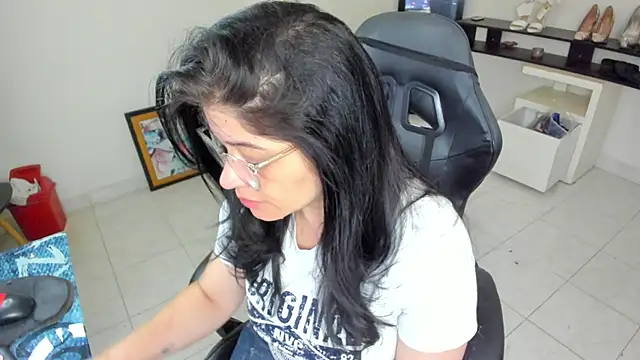 BellaFlaming online show from May 4, 2026, 10:44 am