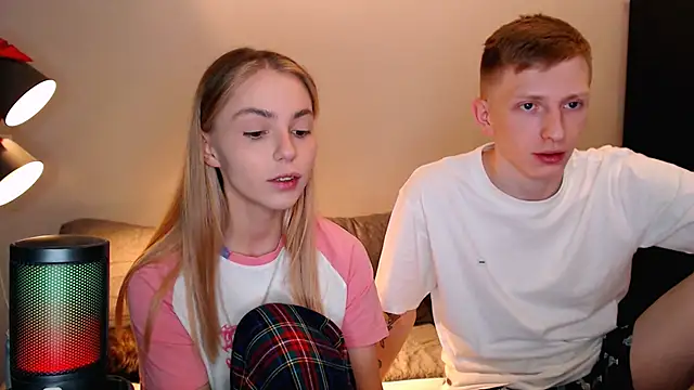 juliaanddima online show from October 21, 2025, 10:54 pm