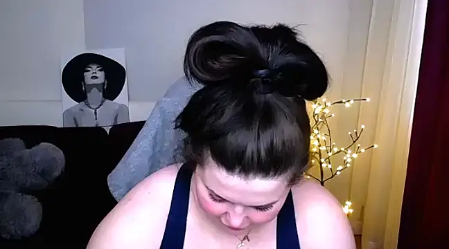 Snapshot of Emily_Mo chatting on March 2, 2025, 9:42 am Emily Mo online show from March 2, 2025, 9:42 am