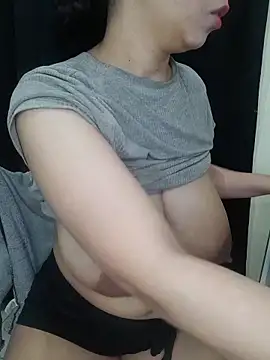 DianiQueenn online show from June 20, 2026, 4:37 am