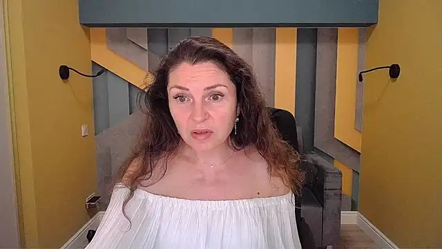 Snapshot of EllaLong chatting on December 4, 2024, 1:31 pm EllaLong online show from December 4, 2024, 1:31 pm