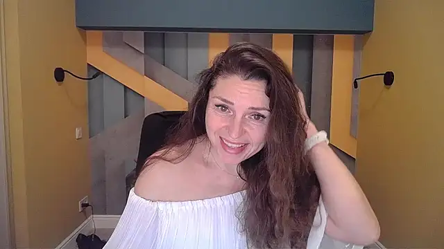 Snapshot of EllaLong chatting on December 7, 2024, 12:35 pm EllaLong online show from December 7, 2024, 12:35 pm