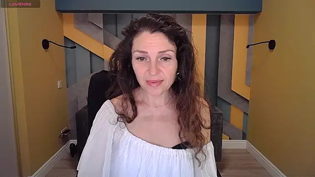 Snapshot of EllaLong chatting on January 25, 2025, 12:37 pm EllaLong online show from January 25, 2025, 12:37 pm