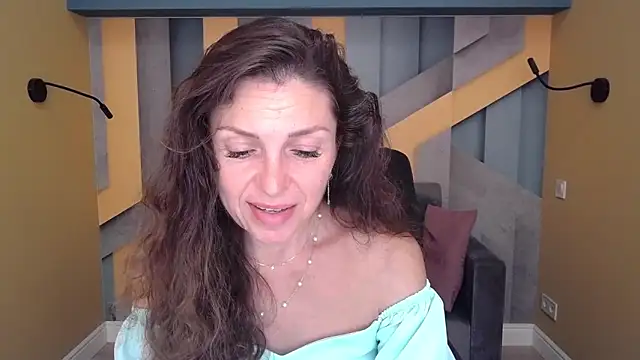 Snapshot of EllaLong chatting on September 13, 2025, 11:32 am EllaLong online show from September 13, 2025, 11:32 am