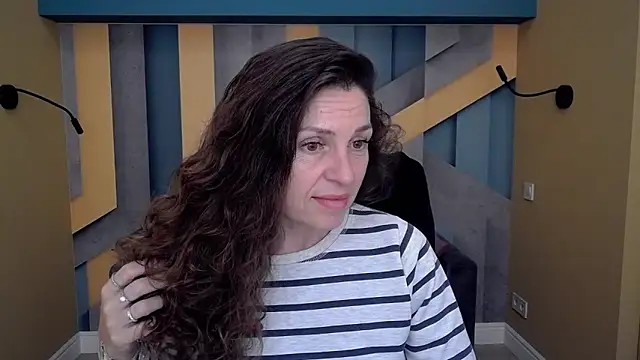 Snapshot of EllaLong chatting on October 30, 2025, 12:28 pm EllaLong online show from October 30, 2025, 12:28 pm