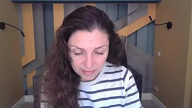 Snapshot of EllaLong chatting on November 5, 2025, 12:27 pm EllaLong online show from November 5, 2025, 12:27 pm