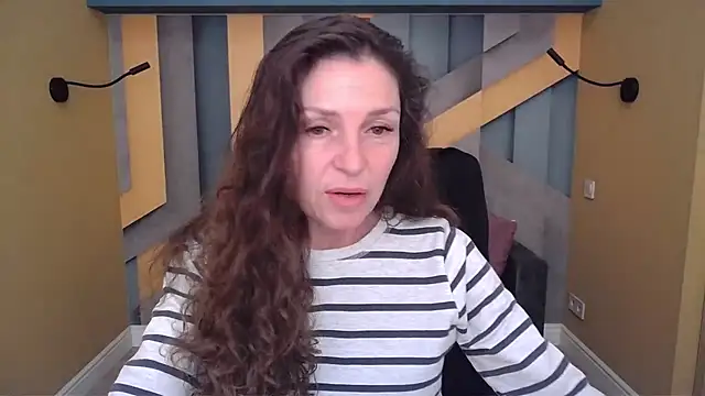 Snapshot of EllaLong chatting on November 18, 2025, 1:04 pm EllaLong online show from November 18, 2025, 1:04 pm