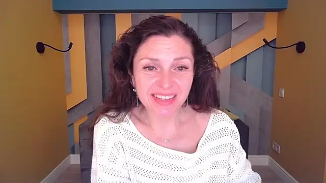 Snapshot of EllaLong chatting on May 6, 2026, 11:26 am EllaLong online show from May 6, 2026, 11:26 am