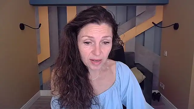 Snapshot of EllaLong chatting on June 14, 2026, 11:34 am EllaLong online show from June 14, 2026, 11:34 am