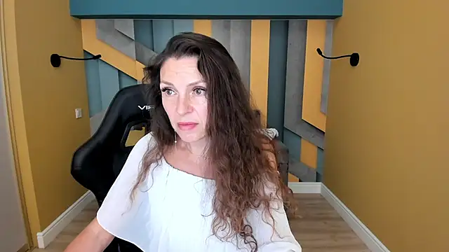 Snapshot of EllaLong chatting on July 28, 2026, 2:13 pm EllaLong online show from July 28, 2026, 2:13 pm