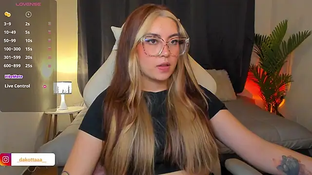 dakottaa  online show from April 24, 2026, 12:02 am
