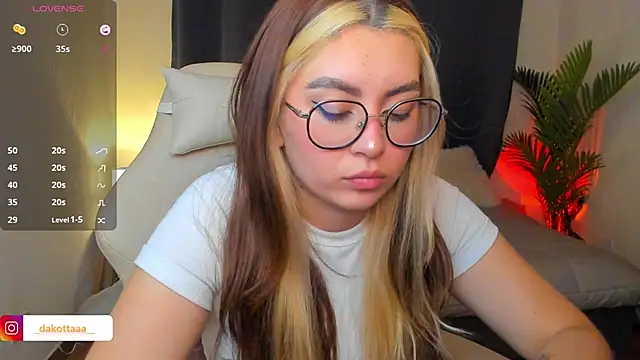 Snapshot of dakottaa_ chatting on May 20, 2026, 12:28 am dakottaa online show from May 20, 2026, 12:28 am