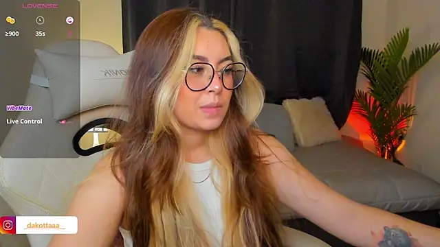 Snapshot of dakottaa_ chatting on May 25, 2026, 11:33 pm dakottaa online show from May 25, 2026, 11:33 pm