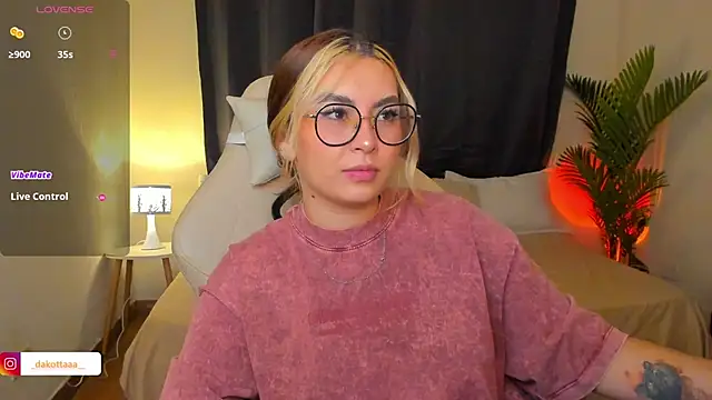 Snapshot of dakottaa_ chatting on June 3, 2026, 12:02 am dakottaa online show from June 3, 2026, 12:02 am