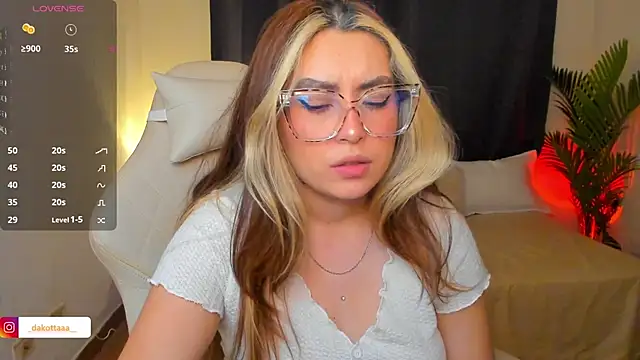 Snapshot of dakottaa_ chatting on June 4, 2026, 12:05 am dakottaa online show from June 4, 2026, 12:05 am
