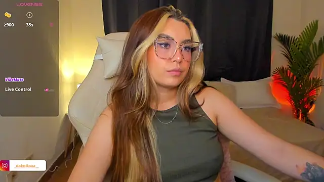Snapshot of dakottaa_ chatting on June 5, 2026, 12:06 am dakottaa online show from June 5, 2026, 12:06 am