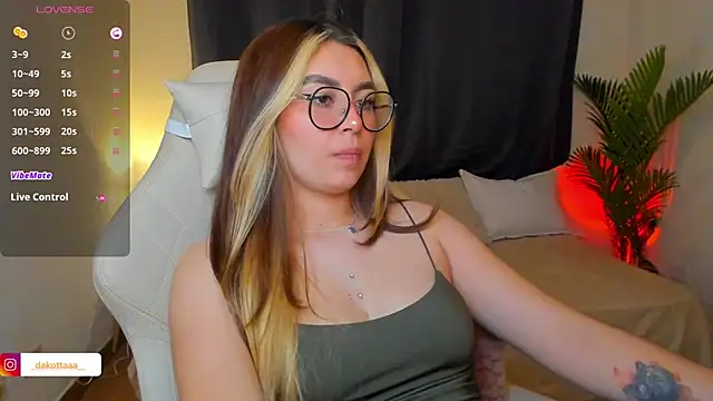 Snapshot of dakottaa_ chatting on July 2, 2026, 12:21 am dakottaa online show from July 2, 2026, 12:21 am