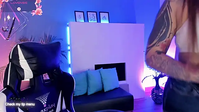 Snapshot of Megan_inked chatting on November 16, 2025, 3:23 am Megan inked online show from November 16, 2025, 3:23 am