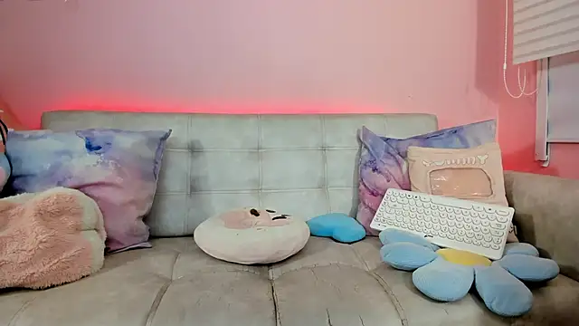 tinysara online show from May 2, 2026, 4:34 pm
