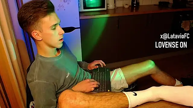 Snapshot of Midnighter_ chatting on September 24, 2025, 1:53 am Midnighter online show from September 24, 2025, 1:53 am