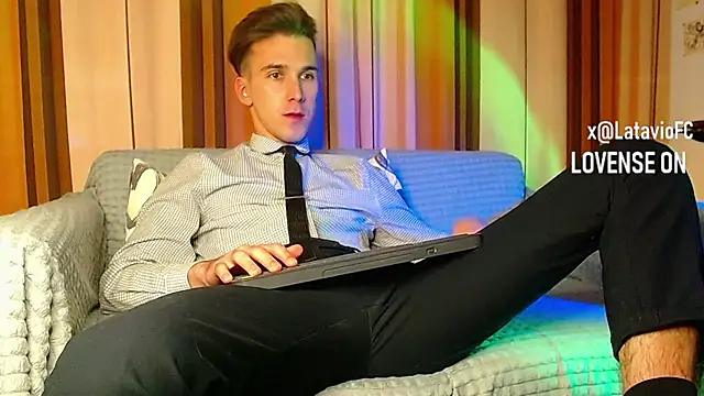 Snapshot of Midnighter_ chatting on November 20, 2025, 5:01 pm Midnighter online show from November 20, 2025, 5:01 pm