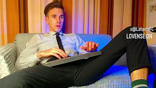 Snapshot of Midnighter_ chatting on November 22, 2025, 12:53 am Midnighter online show from November 22, 2025, 12:53 am