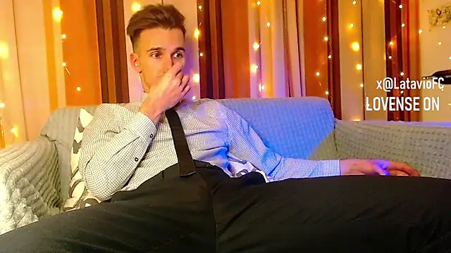 Snapshot of Midnighter_ chatting on December 14, 2025, 5:29 pm Midnighter online show from December 14, 2025, 5:29 pm