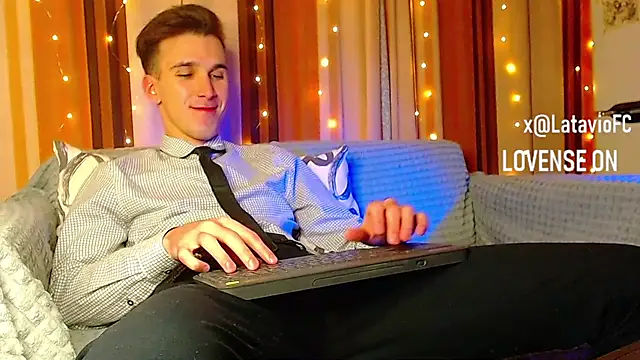 Snapshot of Midnighter_ chatting on December 23, 2025, 12:52 am Midnighter online show from December 23, 2025, 12:52 am