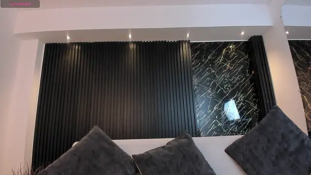 charlottewhitte online show from March 12, 2025, 11:31 am