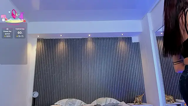 charlottewhitte online show from February 19, 2026, 12:45 pm