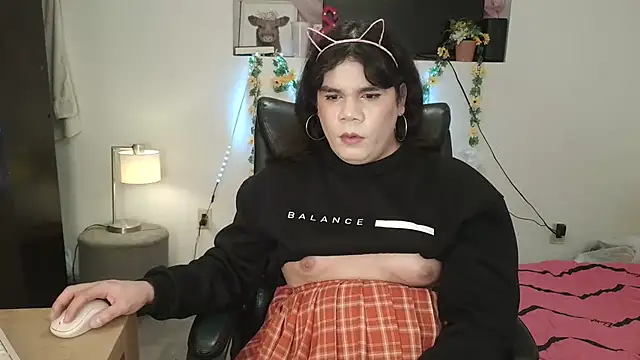 Snapshot of Violetacam_05 chatting on February 2, 2025, 10:35 am Violetacam 05 online show from February 2, 2025, 10:35 am