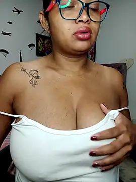 Snapshot of chalohott chatting on June 15, 2026, 12:18 pm chalohott online show from June 15, 2026, 12:18 pm