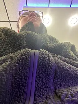 QueenNuttCollector online show from March 1, 2025, 2:55 pm