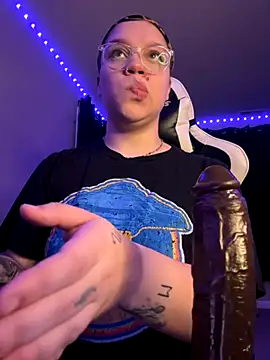 QueenNuttCollector online show from October 19, 2025, 9:54 am