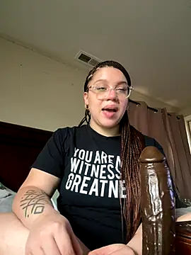 QueenNuttCollector online show from November 25, 2025, 6:19 pm