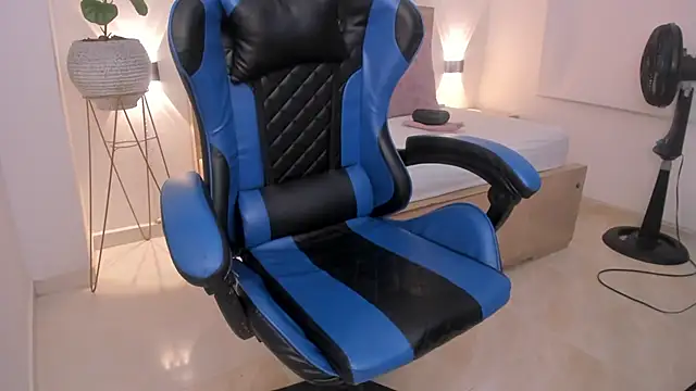 izaro22 online show from March 6, 2026, 1:29 pm