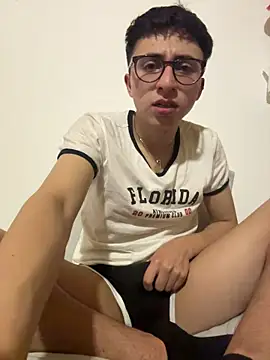 CamiRojas boy online show from March 17, 2026, 3:44 am