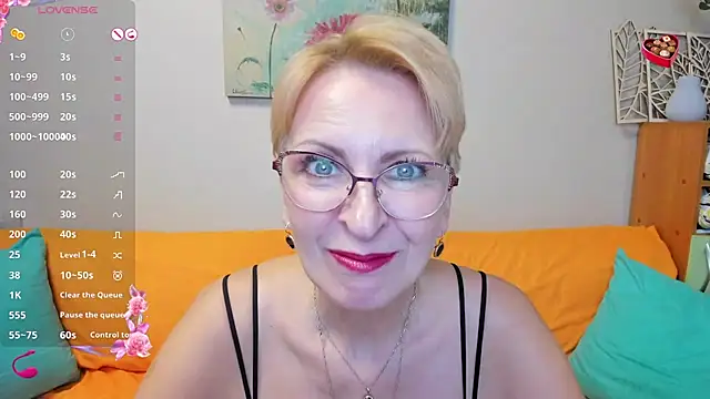 iamyourdream89 online show from March 11, 2025, 9:04 pm