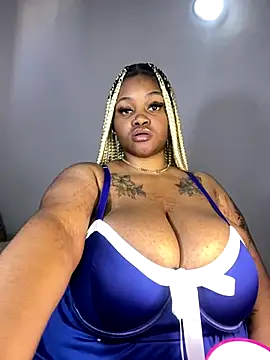 Snapshot of Yung-Missy chatting on December 6, 2024, 6:04 am Yung-Missy online show from December 6, 2024, 6:04 am