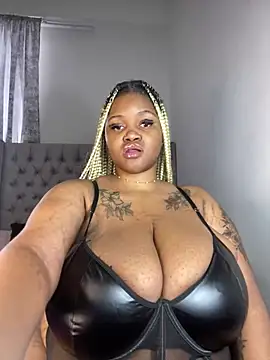 Snapshot of Yung-Missy chatting on December 19, 2024, 4:56 am Yung-Missy online show from December 19, 2024, 4:56 am