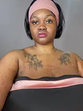 Snapshot of Yung-Missy chatting on January 22, 2025, 9:02 am Yung-Missy online show from January 22, 2025, 9:02 am