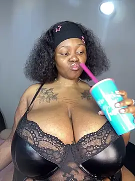 Snapshot of Yung-Missy chatting on January 28, 2025, 5:54 am Yung-Missy online show from January 28, 2025, 5:54 am