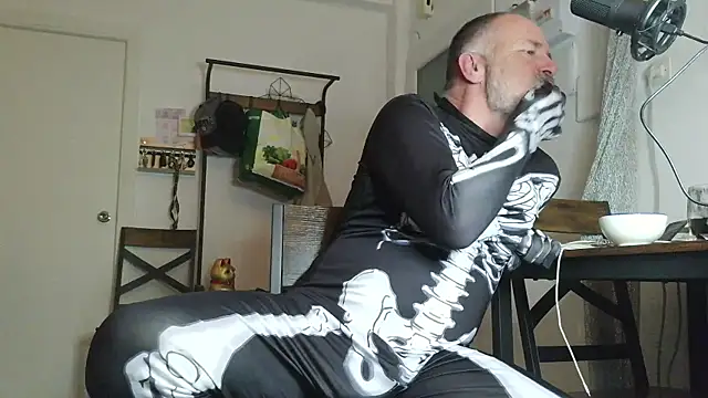 Snapshot of DaddybearVLC chatting on October 31, 2025, 9:05 pm DaddybearVLC online show from October 31, 2025, 9:05 pm