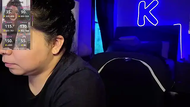 kimmiakiss22 online show from May 4, 2026, 1:23 am