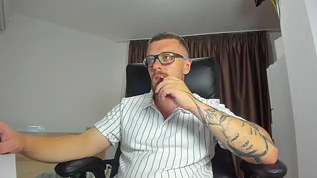 Snapshot of Findom_guy chatting on July 31, 2026, 5:45 pm Findom guy online show from July 31, 2026, 5:45 pm
