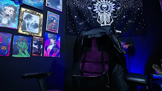 Snapshot of Yourmadame_P chatting on December 27, 2024, 12:39 am Yourmadame P online show from December 27, 2024, 12:39 am