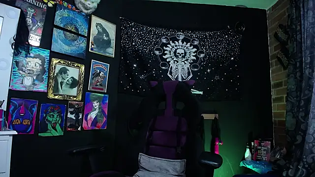 Snapshot of Yourmadame_P chatting on February 7, 2025, 8:10 pm Yourmadame P online show from February 7, 2025, 8:10 pm