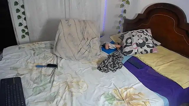 ivonne  hott1 online show from December 14, 2025, 3:23 am